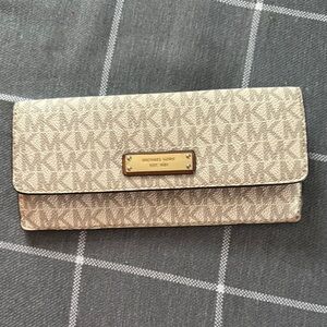 Michael Kors Cream Wallet Sophisticated Monogram Design